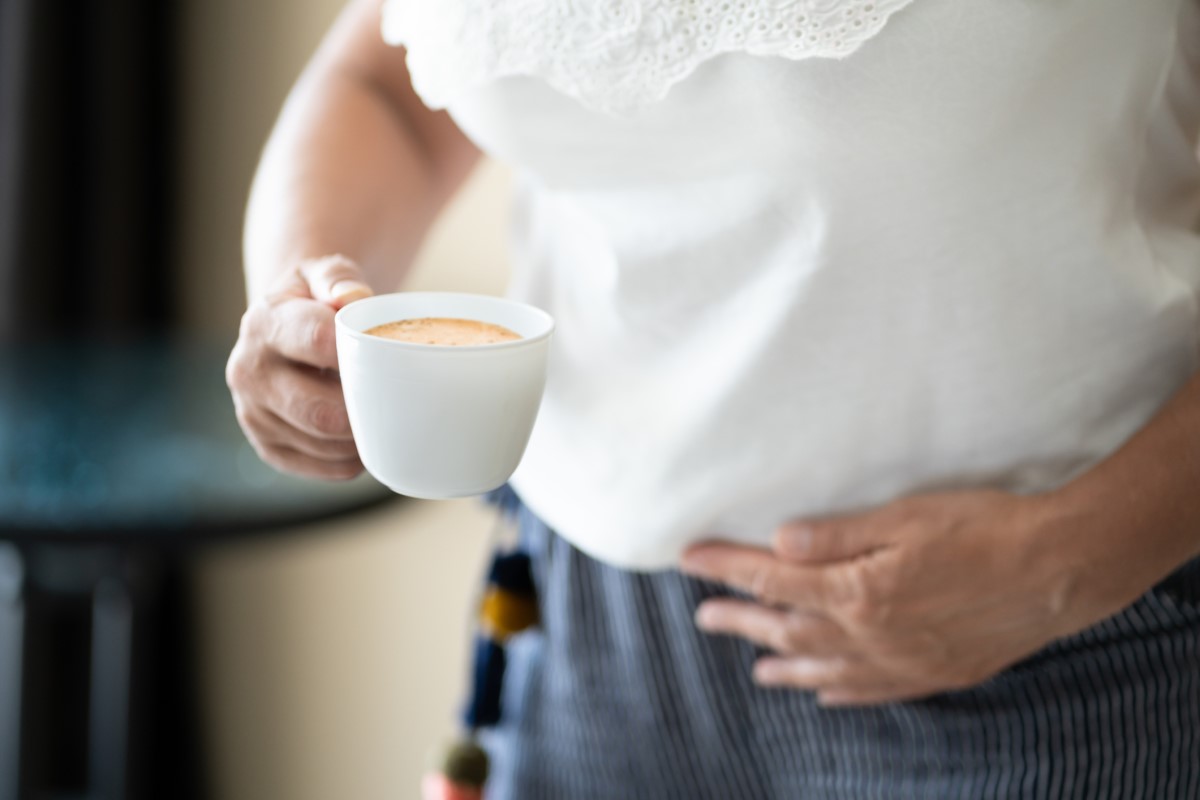 En kopp kaffe i handen som riskfaktor för förvärrade refluxsymtom