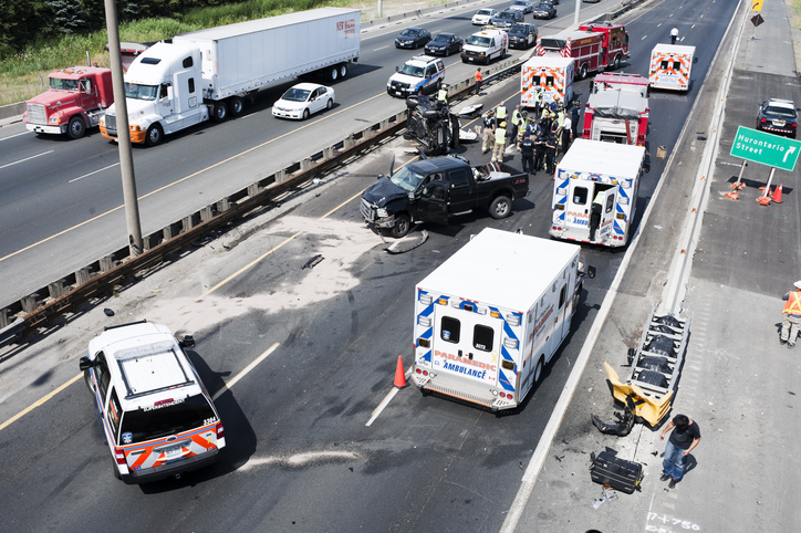 Trafikolycka, bilar, brandmän, polis, räddningstjänst