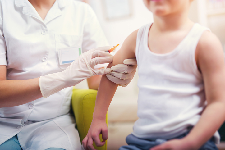 Vaccination - pojke, läkare och vaccin