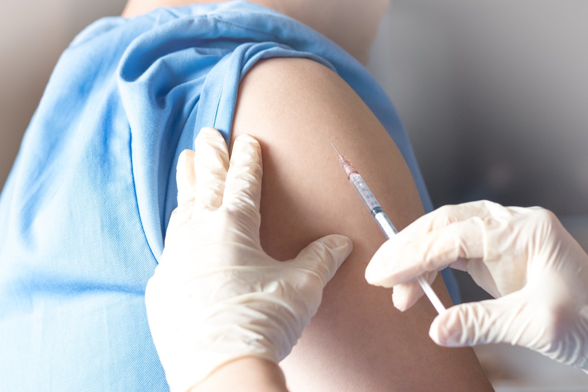 Vaccin, vaccination i axeln, läkare och injektioner