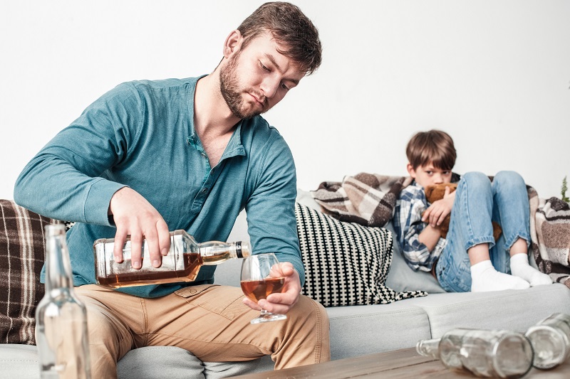 Faderns alkoholberoende, som särskilt drabbar barnen.