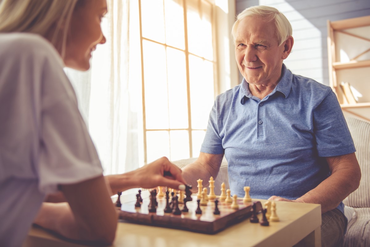 Senior spelar schack, tränar tänkande, minne och hjärna