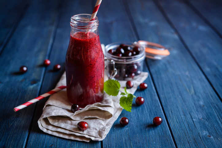 tranbärsdrink i glas med sugrör