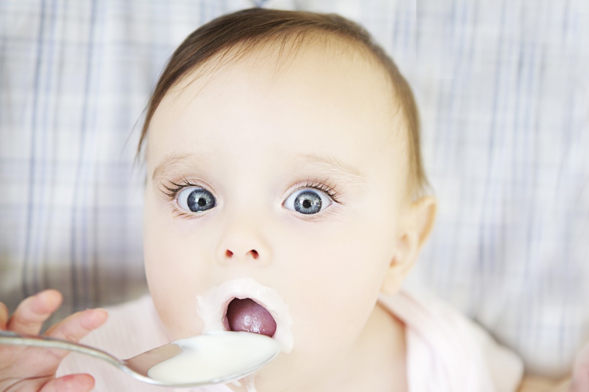 Diet med stora ögon som äter yoghurt