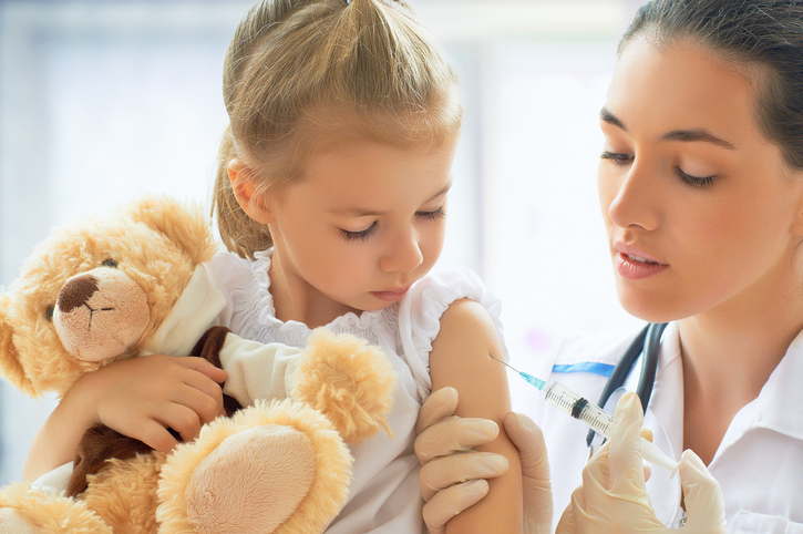 Vaccinera ett barn med ett gosedjur