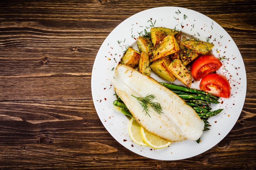 Exempel på middag: grillad fisk med sparris, rostad potatis, örter och färska grönsaker.