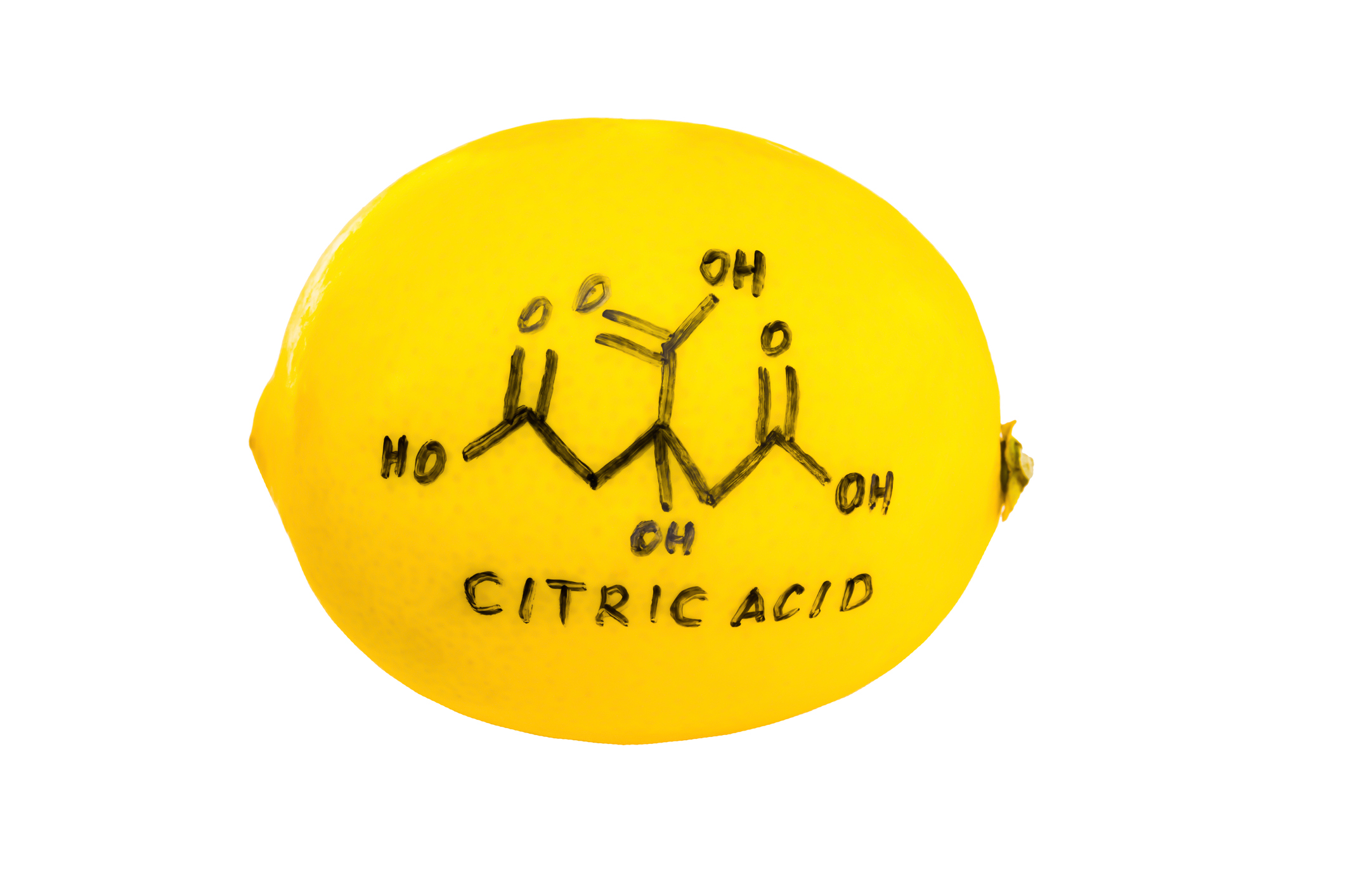 Citronsyrans formel skriven med tuschpenna på en citron