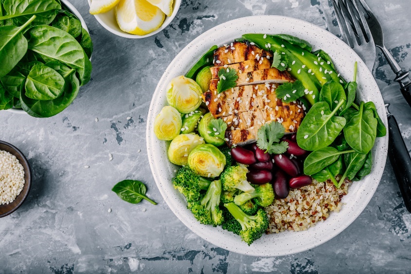 Exempel på en komplett huvudmåltid: mager kyckling och bönor (protein), massor av grönsaker (fibrer och näringsämnen), en halv avokado (fett) och quinoa (komplexa kolhydrater).