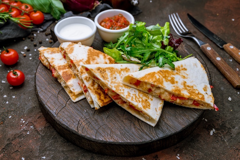 Exempel på lunch: quesadilla bakad med kött/bönor och grönsaker. Tillbehör med tomatsås och färska grönsaker