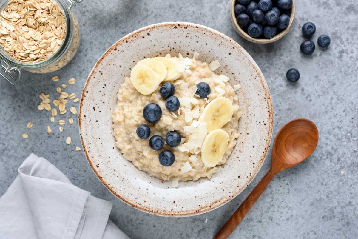 Söt frukost: proteingröt med färsk frukt och kokosnöt