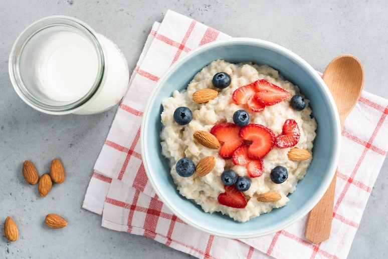 Exempel på söt frukost: proteinpudding/gröt med färsk frukt och en liten mängd nötter/frön