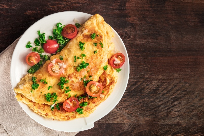 Exempel på en smakrik frukost: äggomelett med örter och färska grönsaker