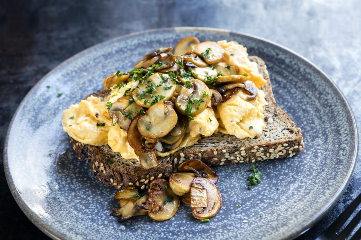 Salt frukost: äggomelett med rostade svampar och fullkornstoast