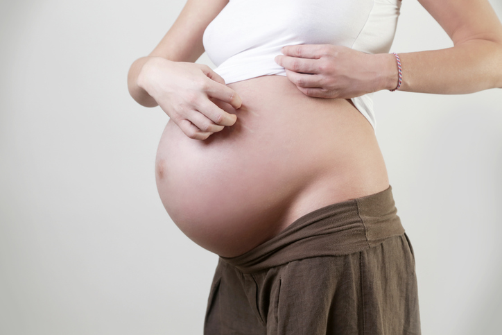 Gravid kliande hud på buken