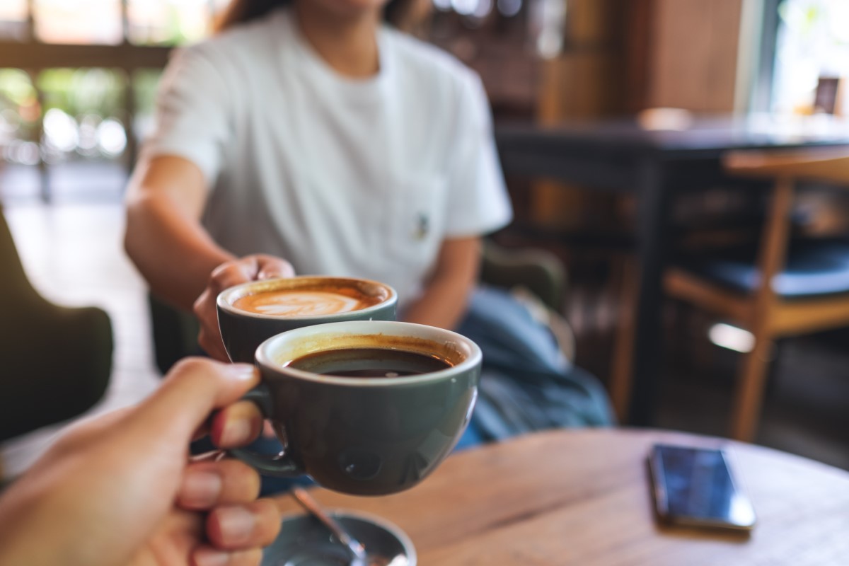 Koppla av och njut av en kopp kaffe med en älskad person