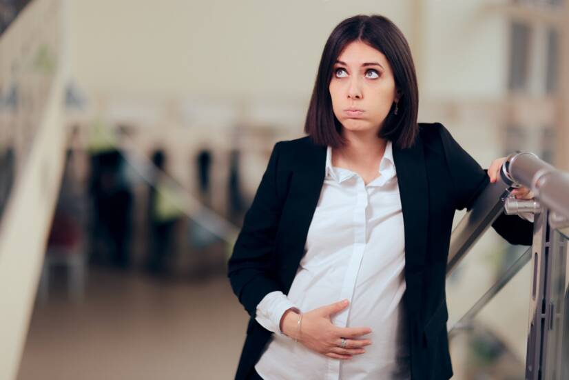 En trött gravid kvinna efter att ha gått upp för trapporna. Källa: Getty Images