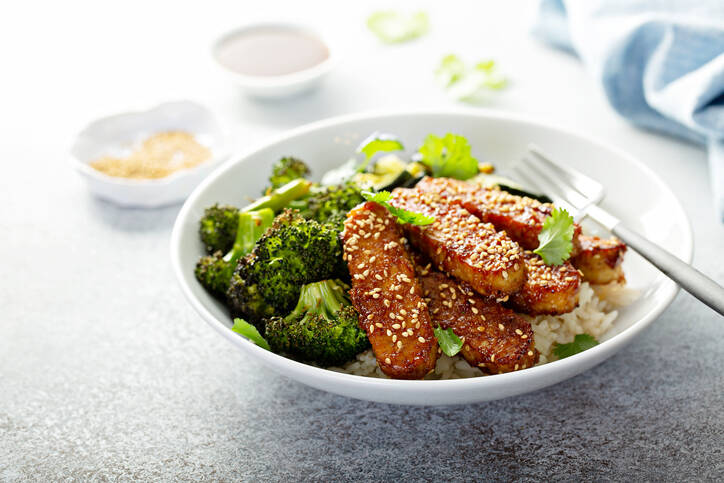 Recept på god teriyaki tempeh med broccoli och ris