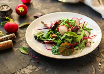 Hälsosam sallad med mangold och rädisor - här är ett enkelt och nyttigt recept